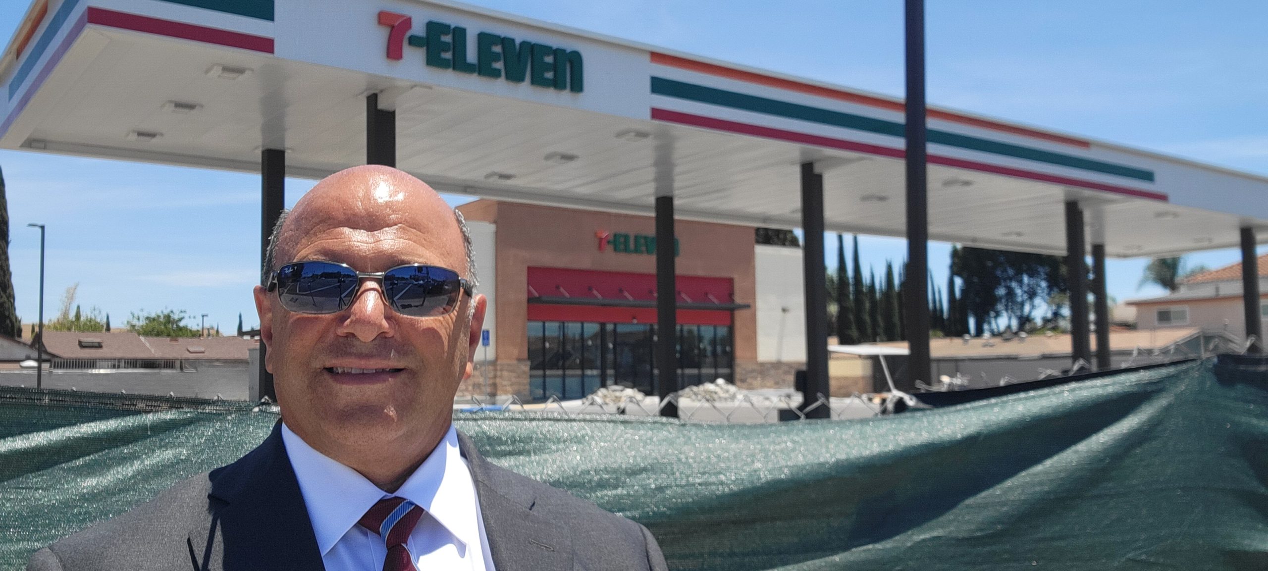 Net Lease TV on Tour Chris Visits a 7-Eleven In Santa Ana CA For Sale